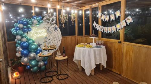 a room with a table with balloons and a sign at Maracol Bungalows Vichayito in Vichayito