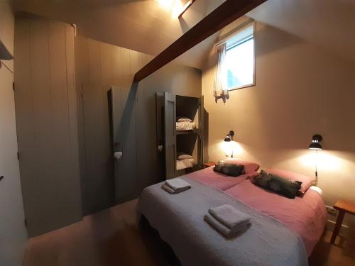 a bedroom with a bed with two towels on it at Gastenverblijf Lheederhof in Dwingeloo