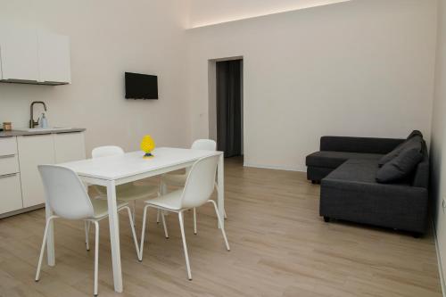a living room with a white table and chairs at I Venti di Maggio in Marsala