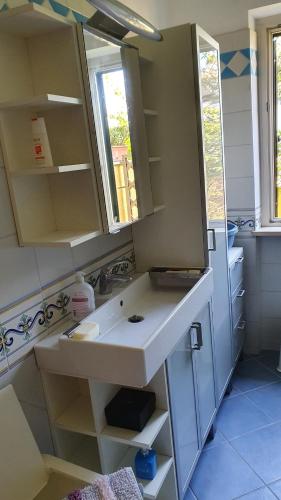 Køkken eller tekøkken på Villino moderno con giardino a 90 metri dal mare