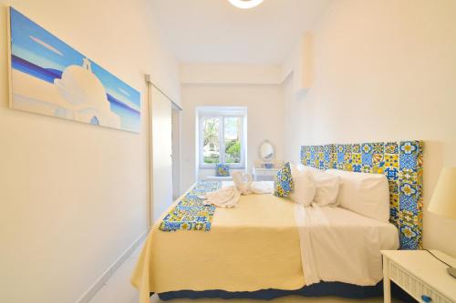 1 dormitorio con 1 cama con colcha amarilla en Apartment Casa Suite Teresa , centro di Forio , Ischia, en Isquia