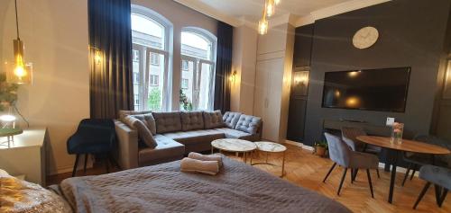 ein Wohnzimmer mit Sofa und Tisch in der Unterkunft DK Premium Ballady i Romanse in Olsztyn
