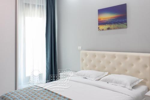 Ένα ή περισσότερα κρεβάτια σε δωμάτιο στο RoApart Mamaia- Sunset Dream