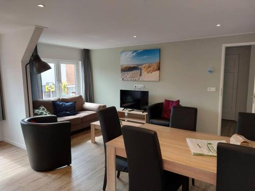 TV a/nebo společenská místnost v ubytování 105,3 appartement 200m van strand