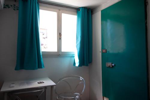 baño con puerta verde y ventana en Silent Nest, en Florencia