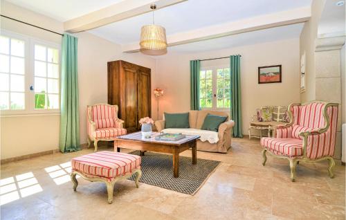 un salon avec un canapé, deux chaises et une table dans l'établissement Gorgeous Home In Montaren Et St Mediers, à Labaume