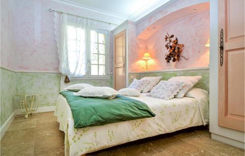 Ліжко або ліжка в номері 3 Bedroom Amazing Home In Montaren Et St Mediers