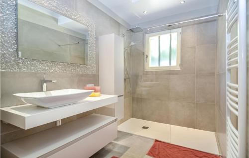 Ванна кімната в 3 Bedroom Amazing Home In Montaren Et St Mediers