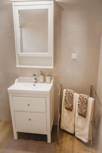Lovely & bright renovated apt. w/ balcony in Lagos