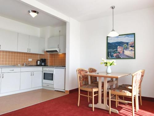 a kitchen and dining room with a table and chairs at Appartement-Hotel Sibyllenbad in Neualbenreuth