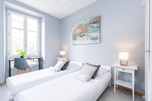 - 2 lits blancs dans une chambre avec 2 fenêtres dans l'établissement Large 3 Bdr City Center, à Nice