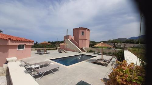Bazén v ubytování Georgioupoli Studio 2 with a pool and lake views nebo v jeho okolí