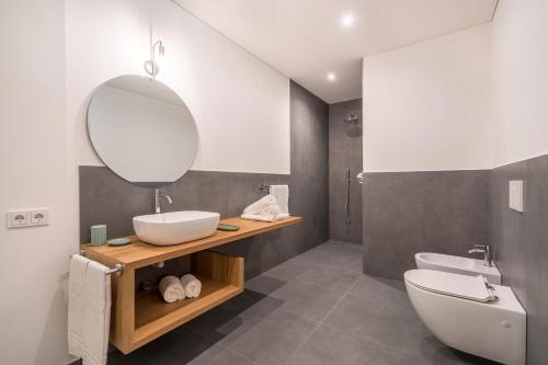 La salle de bains est pourvue d'un lavabo, de toilettes et d'un miroir. dans l'établissement Naturapartments Alpreid Tanne, à San Pancrazio