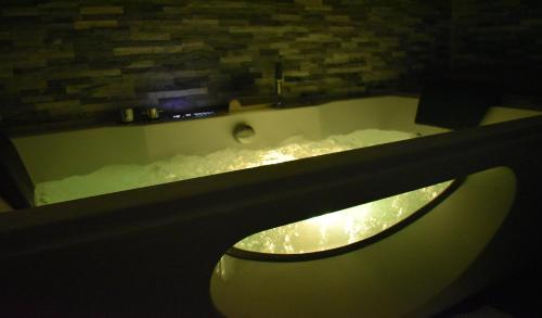 a bathroom with a bath tub with snow in it at Logis Manoir de Fourcy in Corbehem