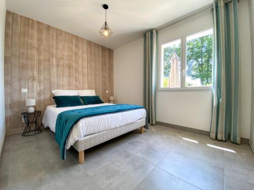 Un dormitorio con una cama y una ventana grande. en Villa moderne , neuve piscine jacuzzi ., en Sarlat-la-Canéda