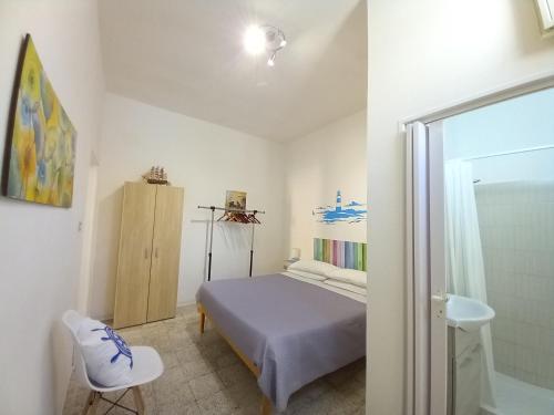 een kleine slaapkamer met een bed en een douche bij Casa vacanze Annette in Santa Maria al Bagno