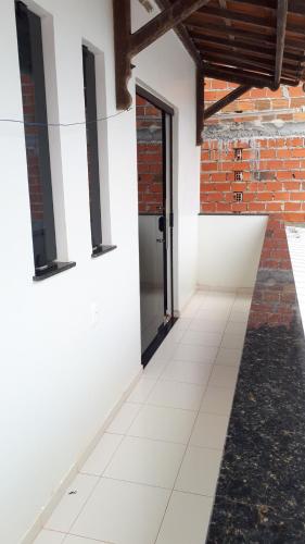 an empty room with a door and a brick wall at Pousada Recanto do Japa in Nilo Peçanha