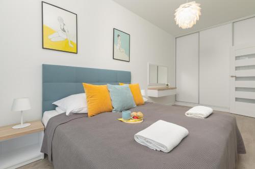 Säng eller sängar i ett rum på Apartamenty Sunset Resort by Renters