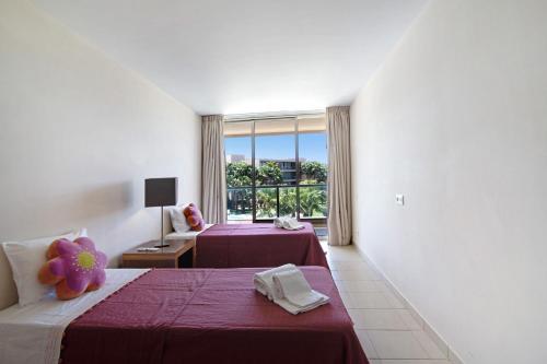 a hotel room with two beds and a window at Apartamento Herdade dos Salgados in Guia