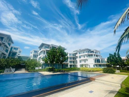 - une piscine en face de deux immeubles d'appartements dans l'établissement Trincomalee Ocean Front Condos, à Trincomalee