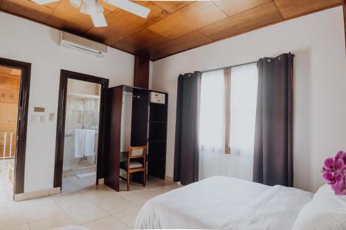 a bedroom with a bed and a mirror at Hotel Dunn Inn in San José