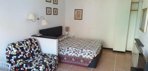 レヴァントにあるSportrekのベッドルーム1室(ベッド1台、椅子付)