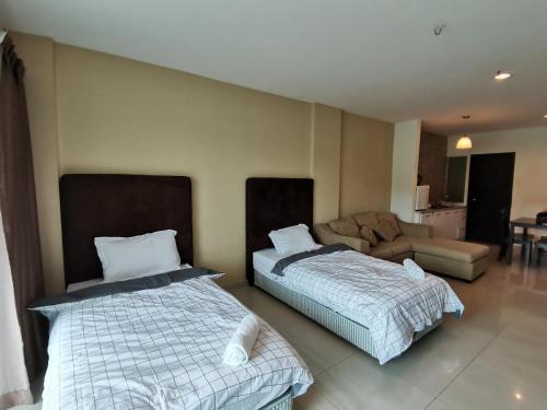 Katil atau katil-katil dalam bilik di Spacious & Homey Apartment at Marina Island by JoMy Homestay