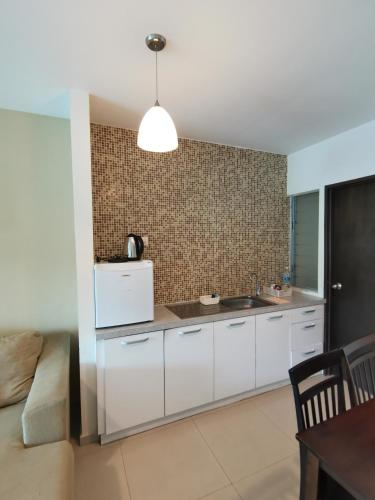 Dapur atau dapur kecil di Spacious & Homey Apartment at Marina Island by JoMy Homestay