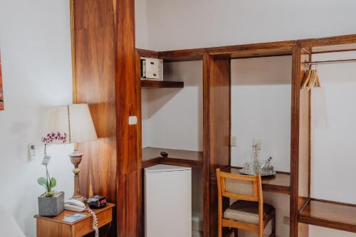 a room with a chair and a desk with a lamp at Hotel Dunn Inn in San José
