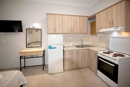 Η κουζίνα ή μικρή κουζίνα στο Lollas Studio 1 Acharavi Corfu