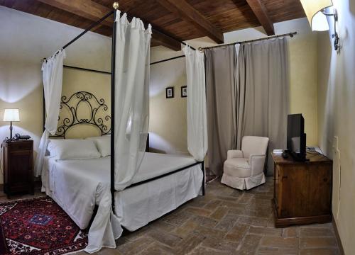 Postel nebo postele na pokoji v ubytování Palazzo Viviani - Castello di Montegridolfo