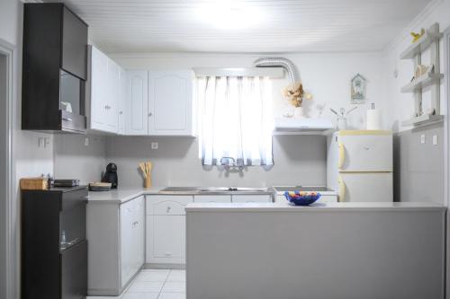 Una cocina o cocineta en Cycladic House Naxos