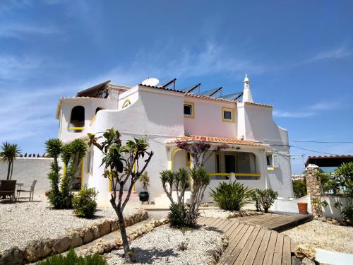 una casa bianca con palme di fronte di Vila Horizonte a Carvoeiro