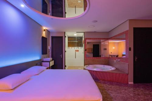 Ένα ή περισσότερα κρεβάτια σε δωμάτιο στο Drops Motel Vale dos Sinos