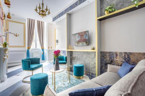 a living room with a couch and blue chairs at Luxury 3 bedrooms 2 Bathrooms - Ile saint-Louis in Paris