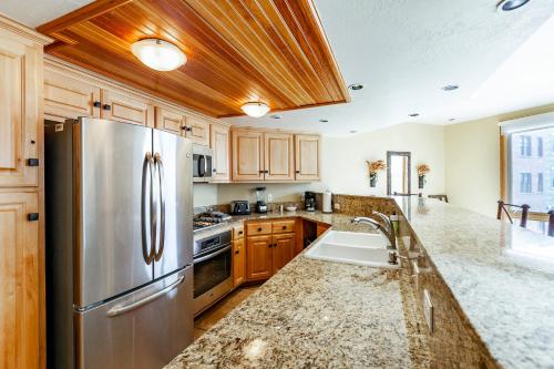 Una cocina o cocineta en The Caledonian by All Seasons Resort Lodging