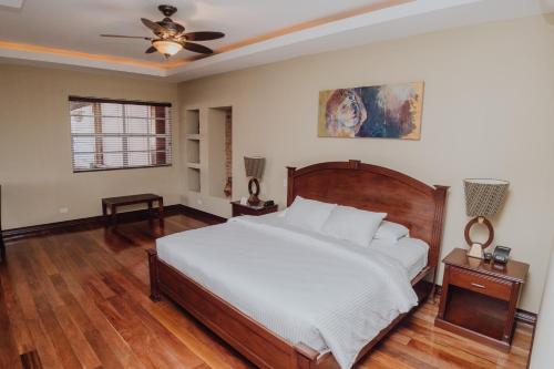 a bedroom with a bed and a ceiling fan at Hotel Dunn Inn in San José