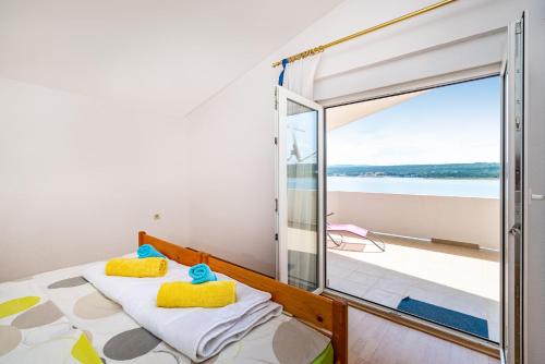 1 dormitorio con vistas al océano en Apartments Dom Giricic, en Kruševo