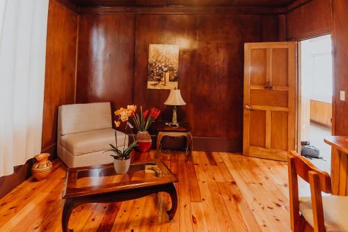 a living room with a chair and a coffee table at Hotel Dunn Inn in San José