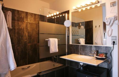 a bathroom with a sink and a mirror at Mazagonia in Mazagón