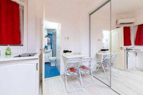 Kuhinja oz. manjša kuhinja v nastanitvi CozyBucharest Studio