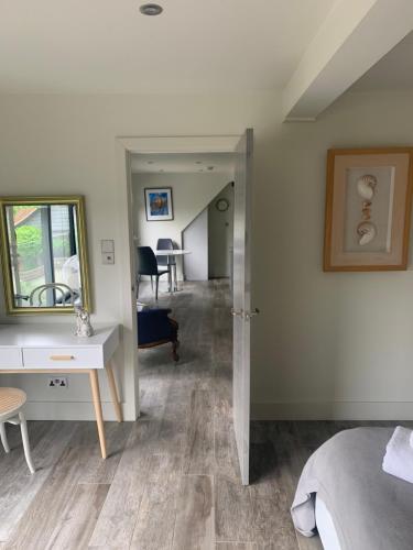1 dormitorio con cama, escritorio y mesa en Stunning home with hot tub in picturesque village en Haddenham