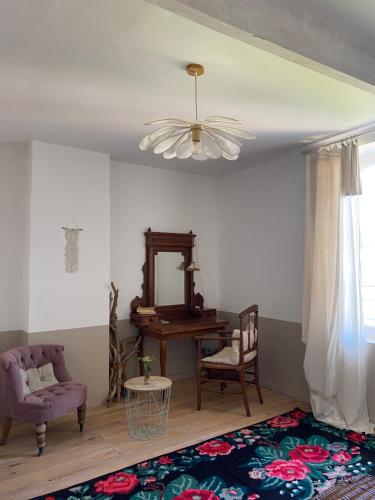 Coursan的住宿－Le logis blanc bed&breakfast，客厅配有镜子和椅子