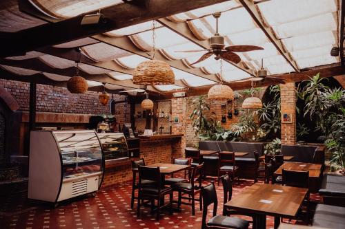 a restaurant with tables and chairs and a ceiling at Hotel Dunn Inn in San José