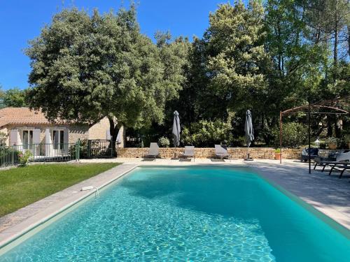 une piscine devant une maison dans l'établissement le jas de Saint Hilaire, à Ménerbes
