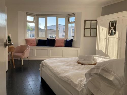 Foto de la galería de The Clock Tower Apartment - Spacious, Modern, 2 bed Apartment , Southsea with Free parking - sleeps 4 en Portsmouth