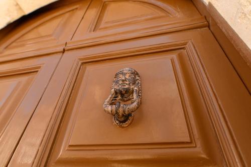 a brown door with a bronze handle on it at LUXURY ROOM CASSESE in Ceglie Messapica