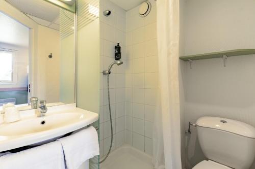 La salle de bains est pourvue d'une douche, d'un lavabo et de toilettes. dans l'établissement B&B HOTEL Strasbourg Nord Schiltigheim, à Schiltigheim
