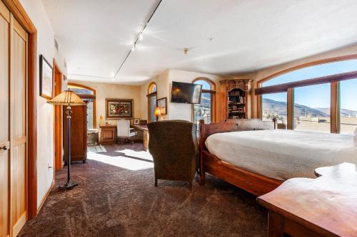 a bedroom with a large bed and a desk with a computer at The Caledonian in Park City