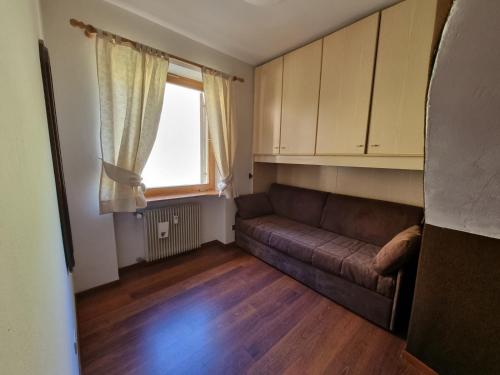 a living room with a couch and a window at Solaia in Mazzin